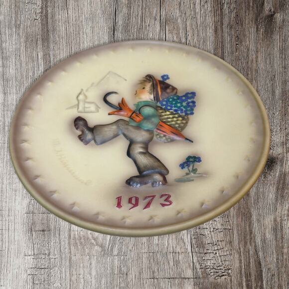 HUMMEL ANNUAL PLATE‎ 1973 "GLOBETROTTER" GOEBEL COLLECTIBLE #266 - Picture 1 of 2